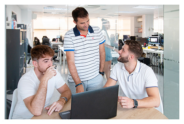 diversos expertos en sem trabajando en la agencia de SEM BIGSEO