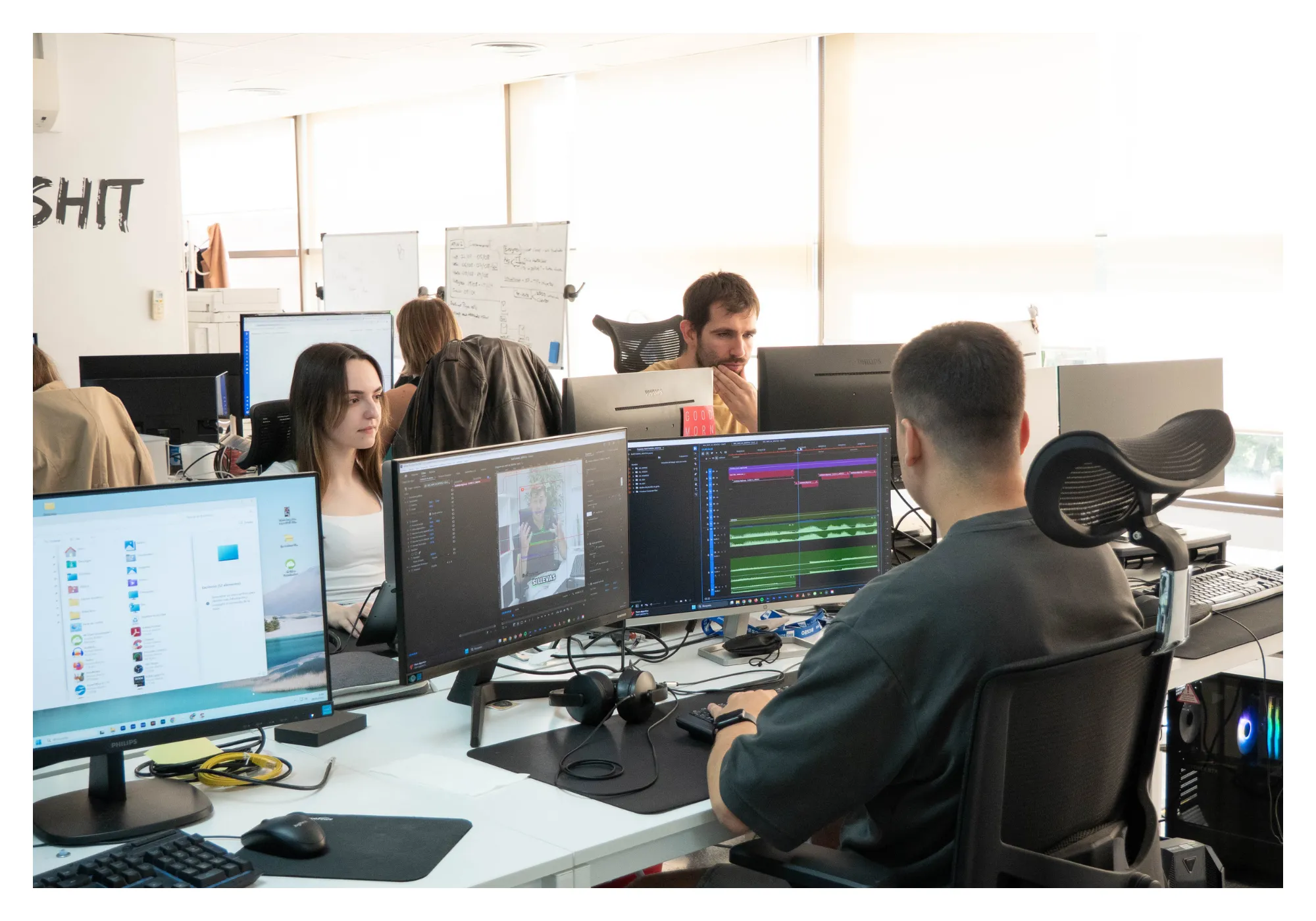Equipo trabajando ante sus ordenadores en una oficina diáfana